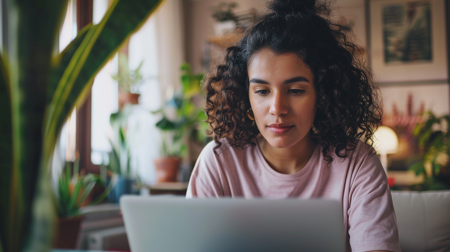 Persona revisando sus finanzas en su laptop